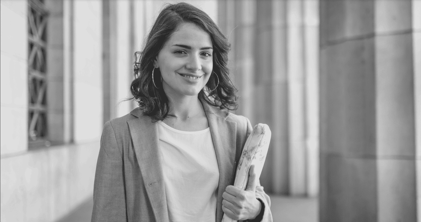 femme qui tiens un journal